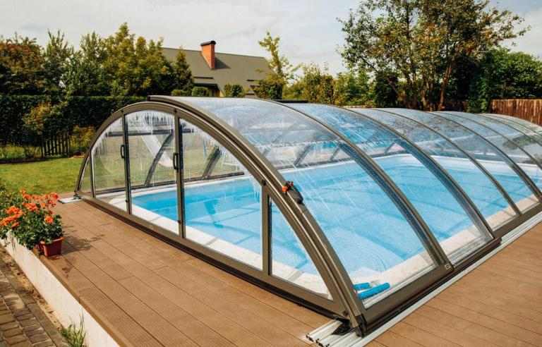 Quel abri de piscine choisir pour protéger votre bassin à Troyes ?